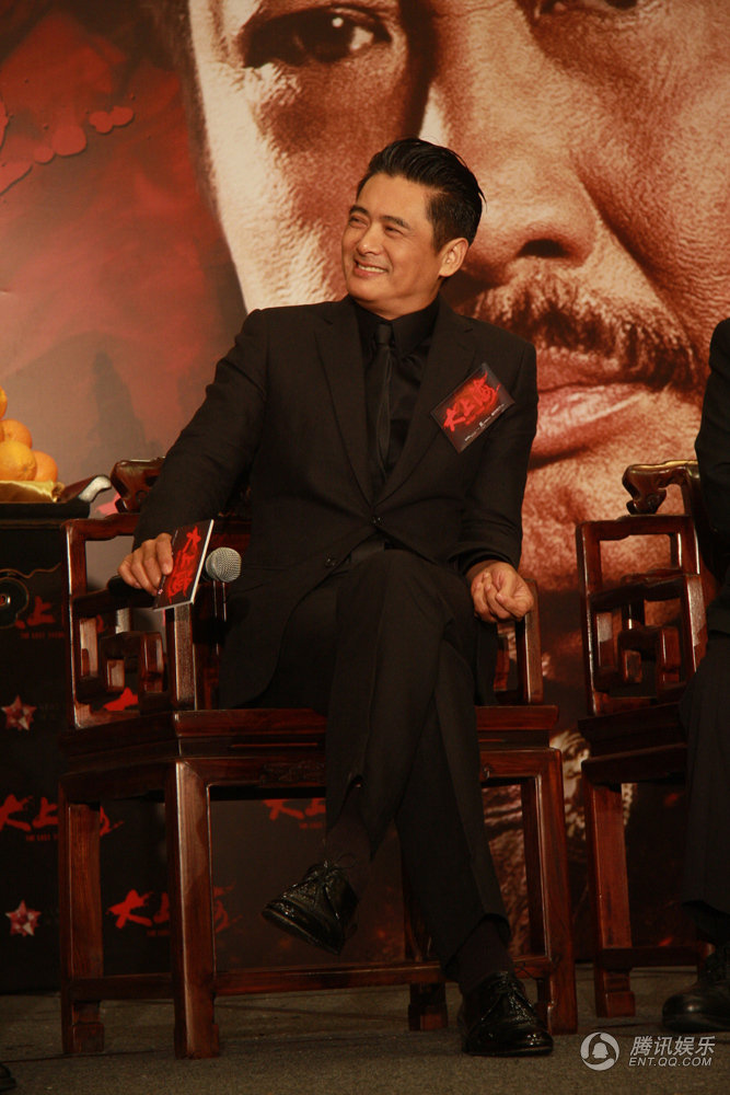 黃曉明下跪拜師周潤(rùn)發(fā) 再現(xiàn)“拜師門(mén)”發(fā)哥當(dāng)眾調(diào)侃Baby