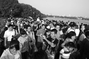 西湖斷橋1分鐘往來(lái)游客700人以上 網(wǎng)友慘呼橋要斷