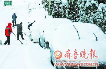 1日開(kāi)始,煙臺(tái)降下新年第一場(chǎng)雪,截至2日14時(shí),部分地區(qū)積雪已達(dá)31厘米?！”緢?bào)記者　趙金陽(yáng)　攝