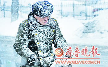 2日上午,煙臺(tái)一位市民在雪中騎行,身上落滿雪花。本報(bào)記者　李泊靜　攝