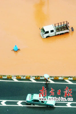 東莞莞太路虎門至東莞方向積水嚴(yán)重,部分車輛受困?！　√K仕日攝