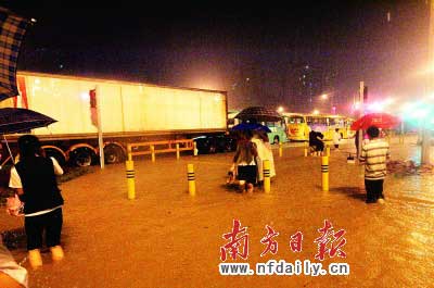 深圳寶安中心城一帶積水深達(dá)半米。丁玎攝