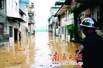 連州市區(qū)出現(xiàn)水浸,一位干警在受災點巡邏。　　梁有華陳楚然攝