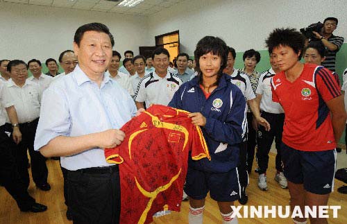 習(xí)近平考察奧運(yùn)秦皇島賽區(qū)現(xiàn)場(chǎng)踢足球(多圖)(4)