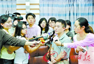 患者楊某凌晨避開媒體出院，廣州市第八人民醫(yī)院的這名負責(zé)人成為眾記者追逐的焦點。 記者陳安攝