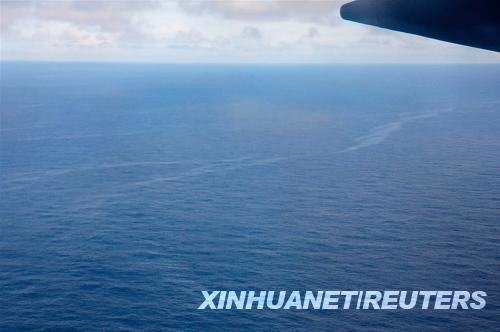 這張巴西空軍6月2日在大西洋海域拍攝的照片顯示的是據(jù)信為法航失蹤客機航空燃油的漂浮帶。法國軍方發(fā)言人普拉聚克3日在巴黎接受媒體采訪時表示，經過法方勘測，巴西空軍2日在大西洋海域發(fā)現(xiàn)的飛機殘骸已被確認為法航失蹤客機殘骸。新華社/路透