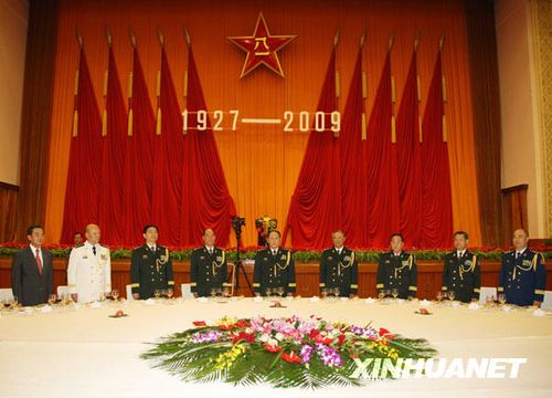7月31日，中華人民共和國國防部在北京人民大會堂舉行盛大招待會，熱烈慶祝中國人民解放軍建軍82周年。新華社記者王建民攝