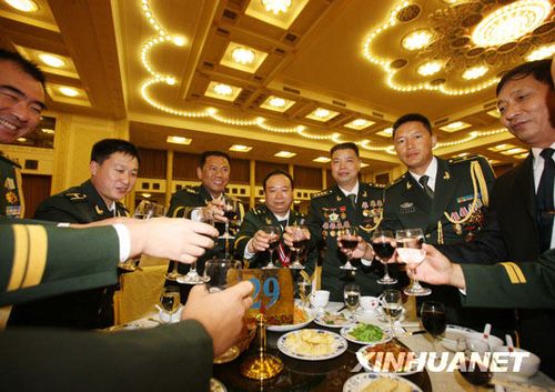 這是出席招待會的解放軍和武警部隊的英模代表舉杯共慶建軍節(jié)。新華社記者王建民攝