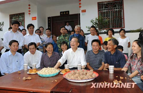 9月24日至26日，中共中央政治局常委、國務(wù)院總理溫家寶來到四川地震災(zāi)區(qū)考察指導(dǎo)災(zāi)后恢復(fù)重建工作，看望慰問廣大干部群眾。這是9月24日，溫家寶在青川縣涼水鎮(zhèn)涼華村災(zāi)后村民新居院內(nèi)向村民了解安居房建設(shè)情況。新華社記者黃敬文攝