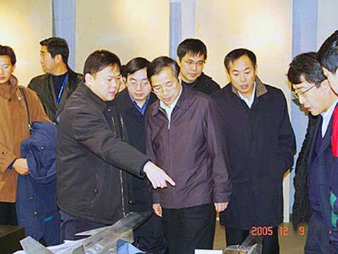 2005年底，上級(jí)領(lǐng)導(dǎo)視察沈飛，左下角即為新型戰(zhàn)機(jī)模型(來(lái)源：國(guó)防科工委網(wǎng)站)