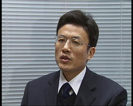 中國社科院金融所金融市場研究室副主任尹中立稱，土地供應(yīng)減少，與貨幣政策有很大關(guān)系，因?yàn)榈胤秸辛算y行充足的資金供給，對土地出讓金的依賴程度下降，就不急于賣土地，所以這也是地方政府今年在房地產(chǎn)紅火的情況下，土地供應(yīng)減少的一個(gè)很重要的原因。