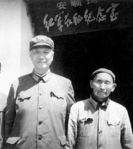 1981年3月，張震重返安順場，與當年紅軍搶渡大渡河時的老船工合影。（資料圖片）