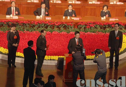 圖為補選為山東省政協(xié)主席的山東省委副書記劉偉在投票。（攝影：張璐）