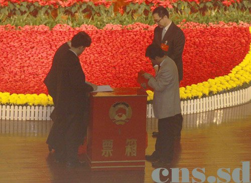 圖為監(jiān)票人和計票人在統(tǒng)計投票箱里的票數(shù)。（攝影：張璐）