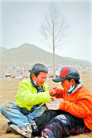 福利院孩子們通常是兩個人同吃一碗飯，這樣互相喂飯的友愛場景經(jīng)?？梢姟? id=