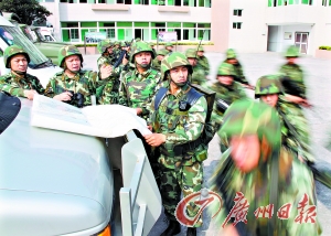 汕頭武警支隊在演練，反應(yīng)快速。