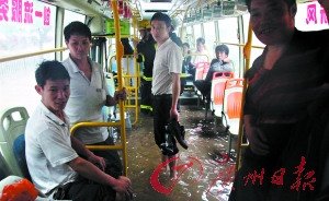 公交車內(nèi)都浸滿水。記者 曹景榮 攝