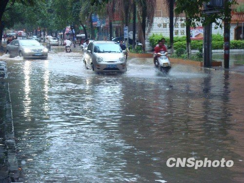 5月14日，暴雨后的廣西北流市新松路發(fā)生內(nèi)澇。受冷暖空氣共同影響，5月13日——5月14日廣西北部地區(qū)出現(xiàn)強降雨天氣，部分地區(qū)出現(xiàn)200毫米以上特大暴雨，廣西局部地區(qū)出現(xiàn)洪澇等次生災(zāi)害。 中新社發(fā) 張希友 攝