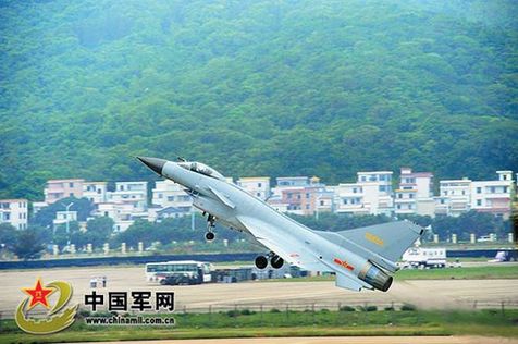 殲-10戰(zhàn)機正在進行飛行表演。