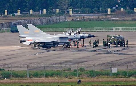 兩架殲-10戰(zhàn)機降落珠海機場。