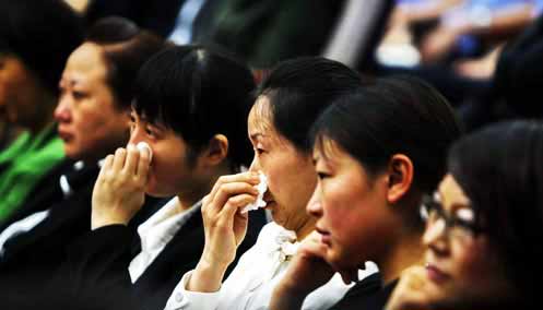 警示教育會(huì)現(xiàn)場(chǎng)上，不少市民聽得熱淚盈眶。圖片來(lái)源：重慶晚報(bào)