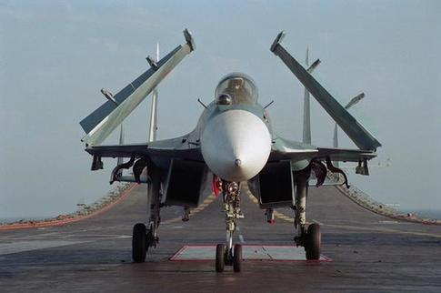 蘇-33型艦載戰(zhàn)斗機(jī)機(jī)翼外段和平尾可折疊。