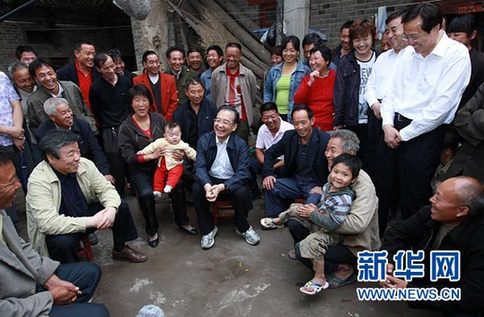 這是6月9日傍晚，溫家寶在長葛市石象鄉(xiāng)坡李王村與村民們座談。新華社記者龐興雷攝
