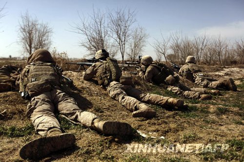 在阿富汗南部赫爾曼德省馬爾賈地區(qū)，美軍狙擊手在一次軍事行動中臥倒隱蔽。新華社/法新
