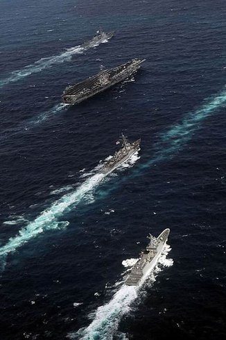 韓美軍隊在韓國境內(nèi)舉行“關(guān)鍵決心”聯(lián)合軍事演習(xí)。2009年3月20日，參加美韓聯(lián)合軍演的美國“斯坦尼斯”號航母戰(zhàn)斗群與韓國驅(qū)逐艦編隊