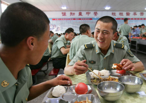 沈陽軍區(qū)禁止個(gè)人用公款相互宴請(qǐng)，嚴(yán)格控制上下級(jí)和同志之間請(qǐng)吃吃請(qǐng)。