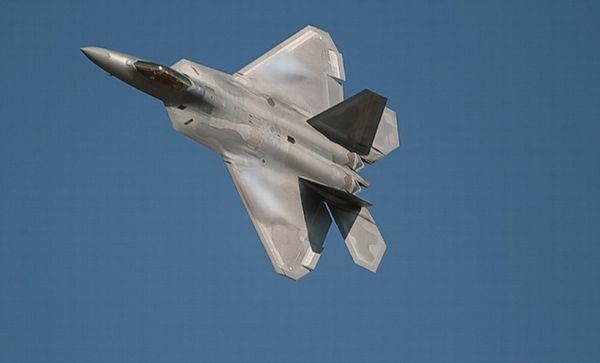 F-22進(jìn)行飛行表演。