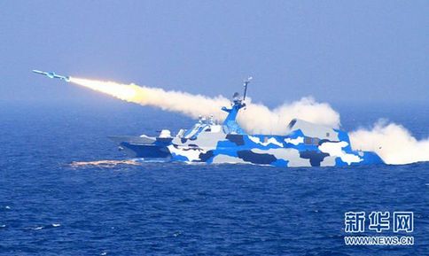 新型導(dǎo)彈艇在演練中對海上目標(biāo)發(fā)射反艦導(dǎo)彈。