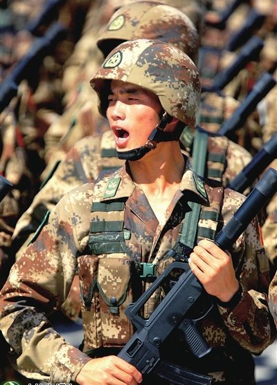 特種兵方隊(duì)在進(jìn)行閱兵式訓(xùn)練。新華社記者查春明攝