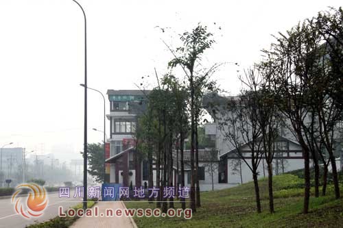 最牛違法建筑，將國企大門堵死。