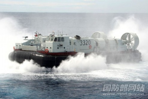 氣墊艇離開(kāi)母艦，首次駛向深藍(lán)。特約記者 鐘魁潤(rùn) 攝