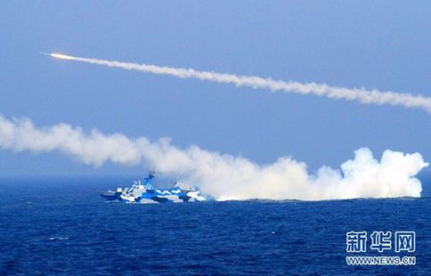 7月初，由海軍東海艦隊(duì)數(shù)十艘艦艇和十余架戰(zhàn)機(jī)組成的大型海空編隊(duì)，在東海某海域進(jìn)行海空實(shí)兵實(shí)彈演練。圖為新型導(dǎo)彈艇發(fā)射導(dǎo)彈時(shí)的壯觀情景。 新華社記者 查春明 攝