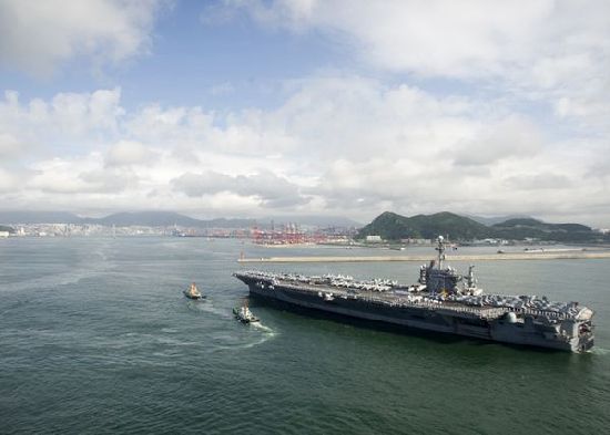 7月21日，參加韓美聯(lián)合軍事演習(xí)的美國航空母艦“喬治·華盛頓”號(hào)當(dāng)日抵達(dá)韓國釜山港。
