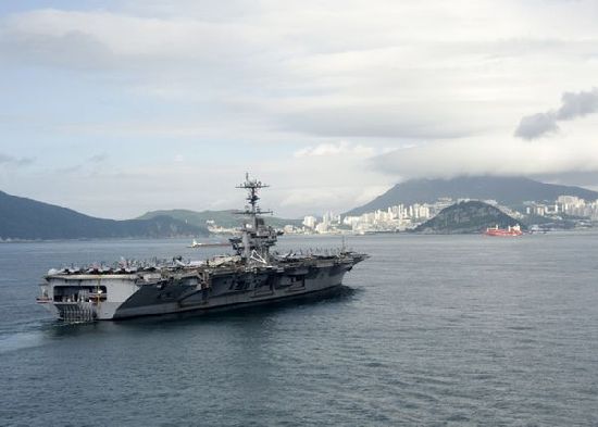 7月21日，參加韓美聯(lián)合軍事演習(xí)的美國航空母艦“喬治·華盛頓”號(hào)當(dāng)日抵達(dá)韓國釜山港。