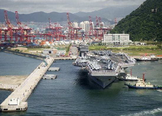 7月21日，參加韓美聯(lián)合軍事演習(xí)的美國(guó)航空母艦“喬治·華盛頓”號(hào)當(dāng)日抵達(dá)韓國(guó)釜山港。