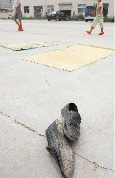 女子駕車碾壓農(nóng)民工后多次返回現(xiàn)場(chǎng)沖撞人群(圖)