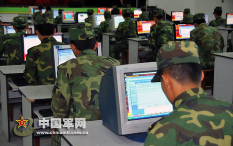 資料圖：解放軍官兵在網(wǎng)絡(luò)大課堂里學(xué)習(xí)。 中國(guó)軍網(wǎng) 胡劍歡攝影