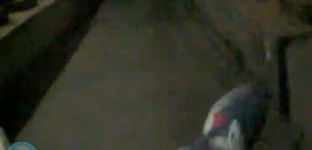 男子躺在在軌道中拍到自己的腳。