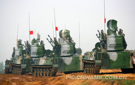 資料圖：解放軍95式自行防空高炮群野外機(jī)動