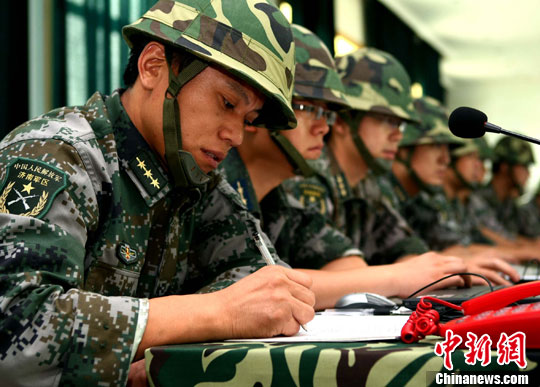 8月3日，代號為“前衛(wèi)--2010”的濟南戰(zhàn)區(qū)防空部隊“單元合成”演練，在魯豫兩省拉開帷幕，軍區(qū)指揮部研究“戰(zhàn)況”。中新社發(fā) 宋吉河 攝