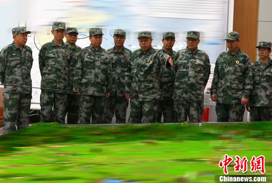 8月3日，代號為“前衛(wèi)--2010”的濟南戰(zhàn)區(qū)防空部隊“單元合成”演練，在魯豫兩省拉開帷幕，軍區(qū)指揮部研究“戰(zhàn)況”。中新社發(fā) 宋吉河 攝