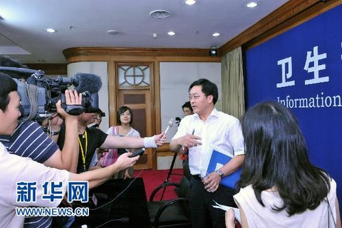 8月10日，衛(wèi)生部新聞發(fā)言人鄧海華（右二）在回答記者的提問。新華社記者 何俊昌 攝