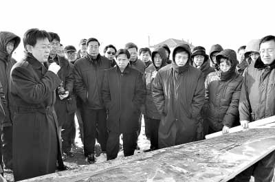 2010年1月，渤海海峽跨海通道課題組成員和國家發(fā)改委、交通運輸部、鐵道部等國家部委研究人員共同到蓬萊考察、調(diào)研工程線路、登陸地點。左二為蓬萊市市長張代令，左七為渤海海峽跨海通道課題組副組長、魯東大學副校長、環(huán)渤海發(fā)展研究中心主任柳新華教授。資料照片