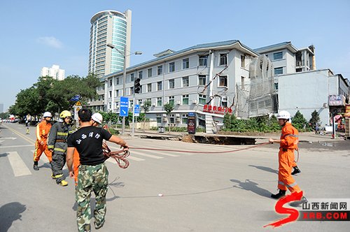 圖為坍塌的感染疾病門(mén)診樓及塌陷的路面 程剛/攝