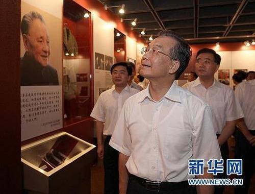 8月21日，溫家寶專程來到深圳博物館參觀《改革開放總設(shè)計(jì)師鄧小平》大型展覽，仔細(xì)觀看鄧小平生平事跡。今年是深圳特區(qū)成立30周年，中共中央政治局常委、國務(wù)院總理溫家寶于8月20日至21日深入深圳的企業(yè)、科研院所、口岸和社區(qū)，就發(fā)展戰(zhàn)略性新型產(chǎn)業(yè)，加快轉(zhuǎn)變經(jīng)濟(jì)發(fā)展方式進(jìn)行調(diào)研。新華社記者 劉衛(wèi)兵 攝