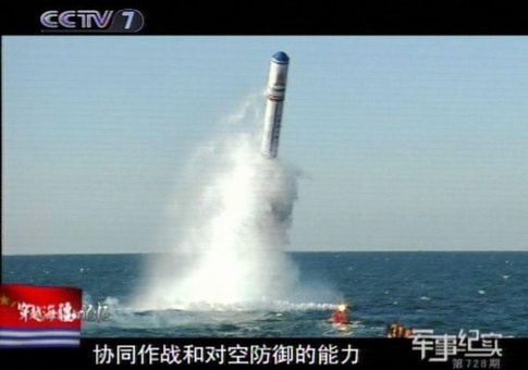 巨浪-2遠(yuǎn)程彈道導(dǎo)彈出水試驗。對比圖中舢板的大小可推斷彈體大概的尺寸。實驗彈彈頭可能加裝了保護(hù)罩或一些實驗必須的設(shè)備，或者實彈加裝了伸縮型的減阻桿。